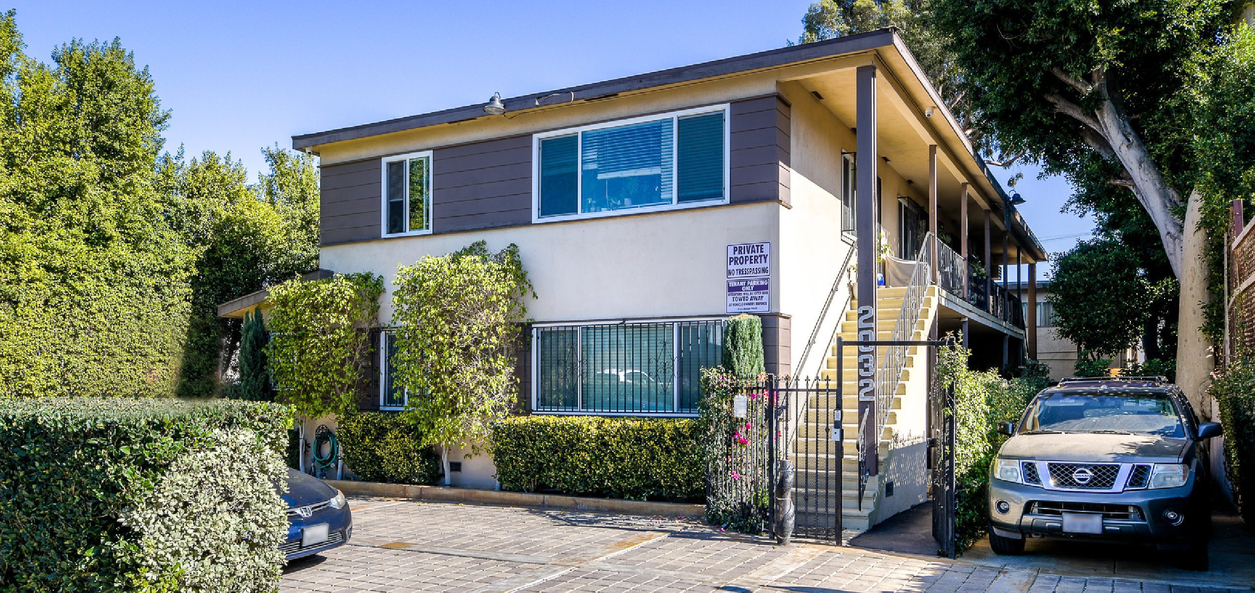 Exterior of 2032 Shenadoah, a multifamily proeprty in Pico-Robertson