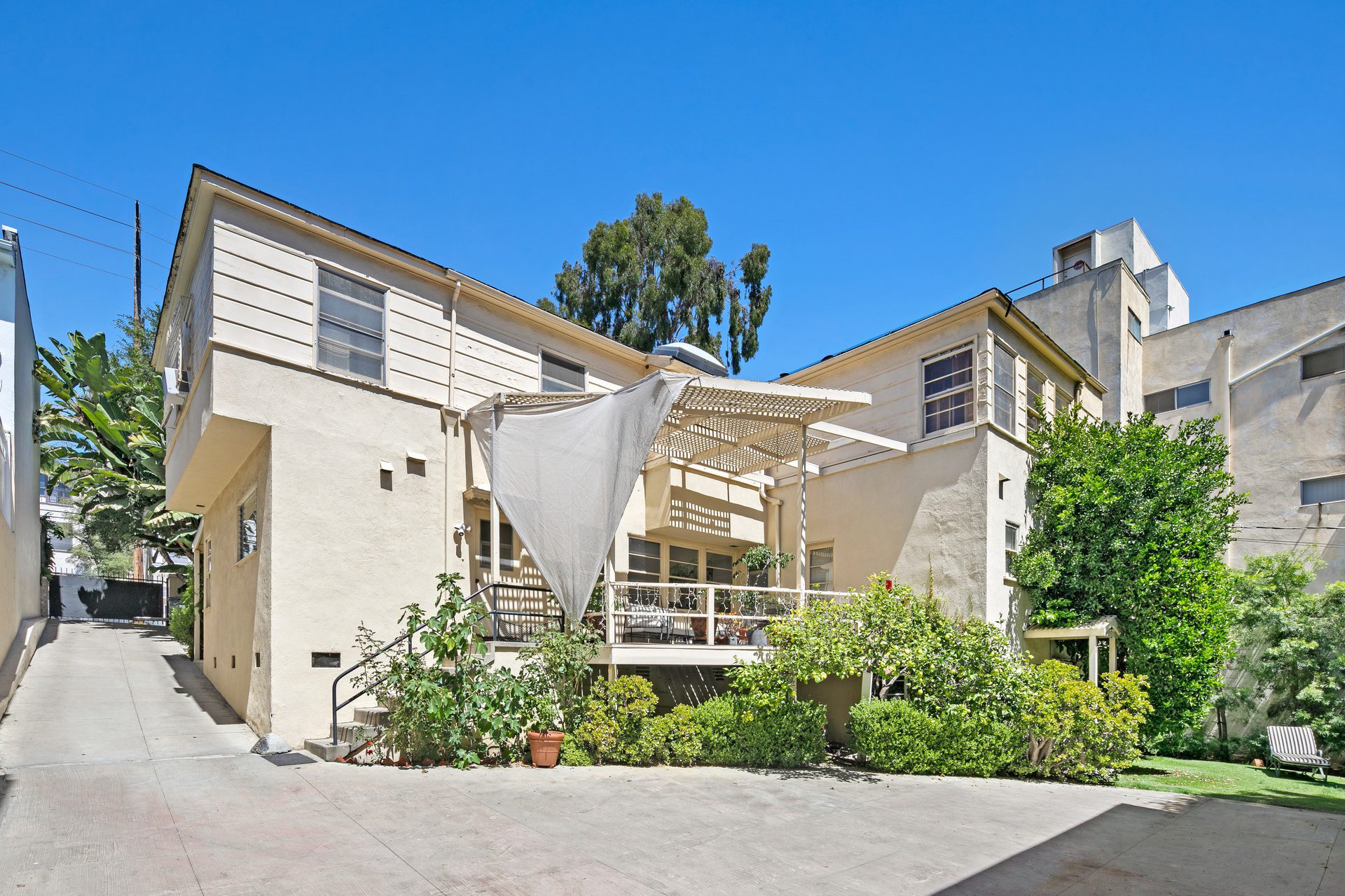 Exterior of 8570 Holloway Drive, a mutlifamily development opportunity near the Sunset Strip